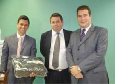 Presidente do TJSE entrega notebooks aos 15 novos magistrados