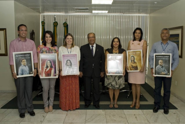 “Eu construo a Justiça!”: Presidente do TJSE entrega quadros para servidores