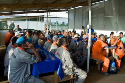 Coordenadora da Mulher do TJSE ministra palestra em canteiro de obras