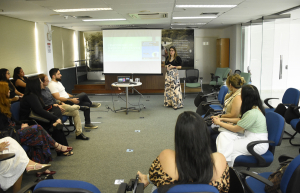 Paz em casa: Coordenadoria da Mulher reúne profissionais de grupos reflexivos