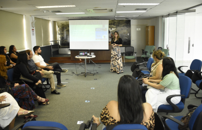 Paz em casa: Coordenadoria da Mulher reúne profissionais de grupos reflexivos