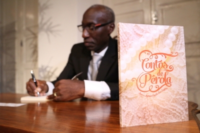 Autoridades e amigos prestigiam noite de lançamento do livro de servidor TJSE