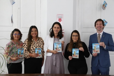 Memorial, CIJ e Amase distribuem gibis sobre o Poder Judiciário para estudantes