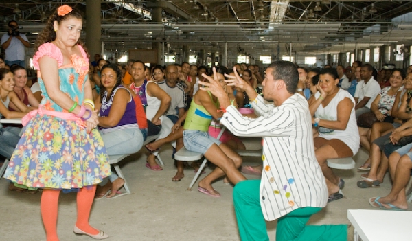 Trabalhadoras da Fábrica Intergriffe’s recebem informações sobre a violência doméstica e familiar