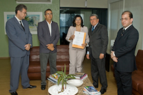 Presidente do TJSE entrega projeto de reajuste dos servidores na AL