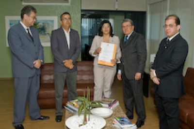 Presidente do TJSE entrega projeto de reajuste dos servidores na AL