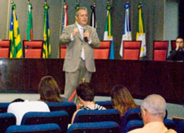 Juiz explica funcionamento da Justiça a comunicadores e estudantes