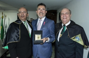 Presidente do Poder Judiciário recebe Comenda Amigos da Somese