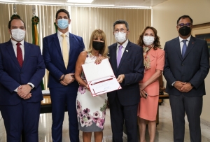 IAB entrega Diploma de Honra ao Mérito ao Des. Edson Ulisses