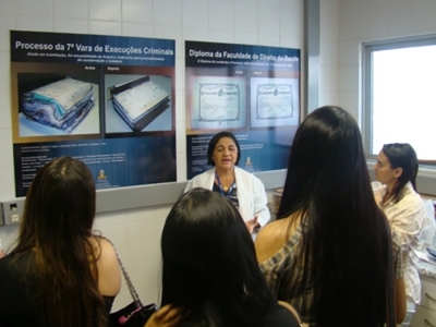 Universitários conhecem procedimentos de guarda e restauro de documentos no Arquivo Judiciário