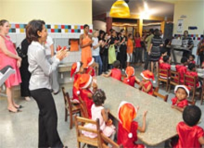 Crianças e adolescentes de 12 abrigos ganham ceia de Natal
