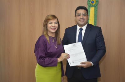 Presidente Iolanda Guimarães entrega dois projetos do Judiciário à Assembleia