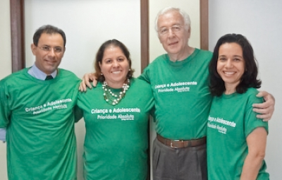 Corregedor-Geral da Justiça e Diretor da Esmese vestem a camisa "Criança e Adolescente: Prioridade Absoluta"