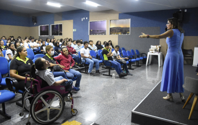 Violência contra a mulher é tema de palestra para cerca de 300 alunos do Colégio Amadeus