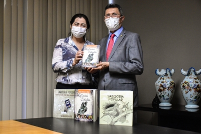Presidente do TJSE doa livros de sua autoria para projeto Janelas do Saber