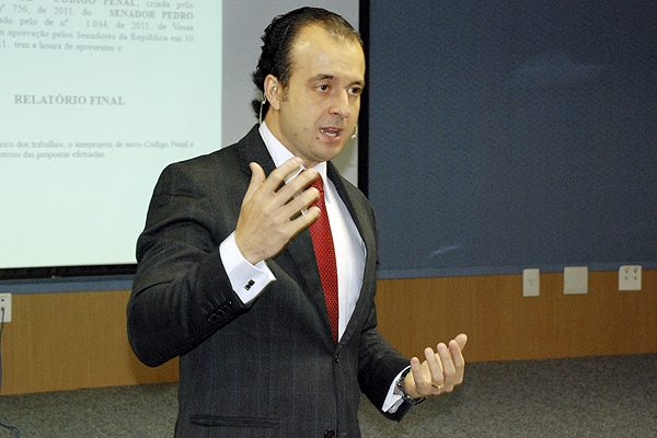 Rogério Cury faz uma análise comparativa das penas no anteprojeto do novo Código Penal com a legislação penal em vigor