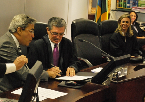 Governador participa do Pleno e assina decreto de doação de terreno ao TJSE