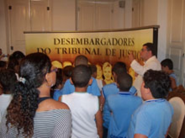 Memorial  recebe a visita de 200 alunos