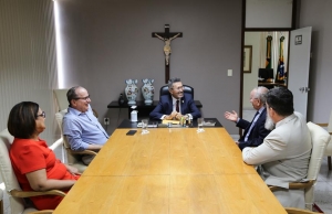 Desembargador Edson Ulisses entrega projetos de lei para Presidente da Alese