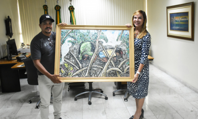 Corredor Cultural: artista entrega tela para presidente do TJSE