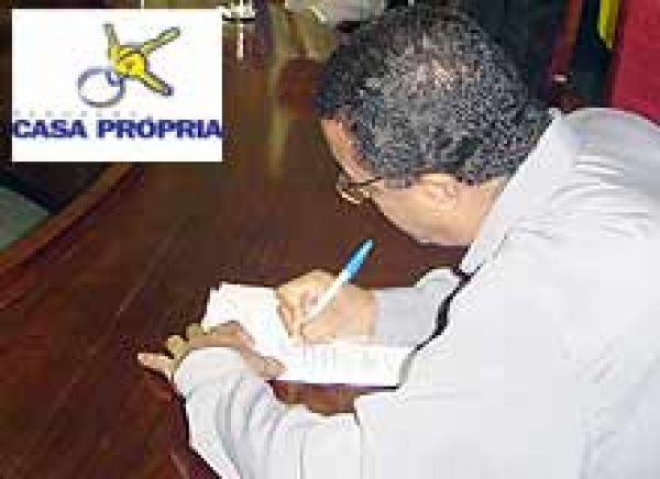 Servidores assinam contrato para Casa Própria