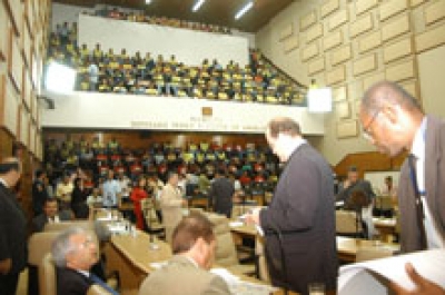 Deputados aprovam auxílio-saúde