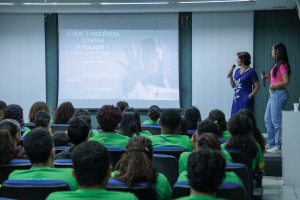 Coordenadoria da Mulher leva informações sobre violência doméstica para alunos do ILBJ