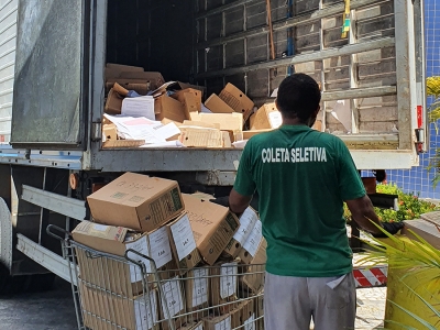 Arquivo Judiciário entrega processos descartados para a reciclagem