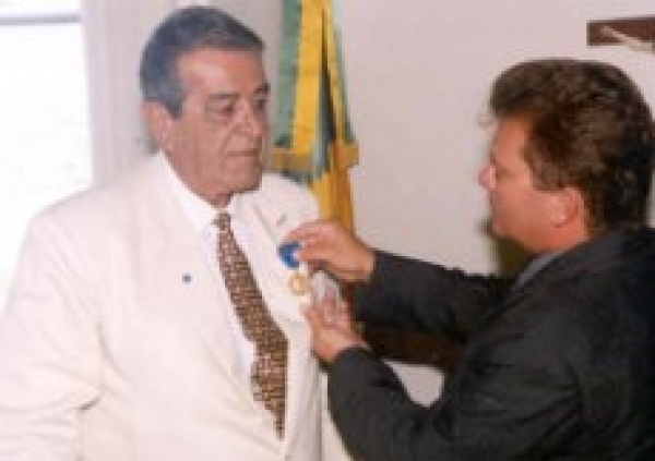 Presidente é condecorado pela AMASE