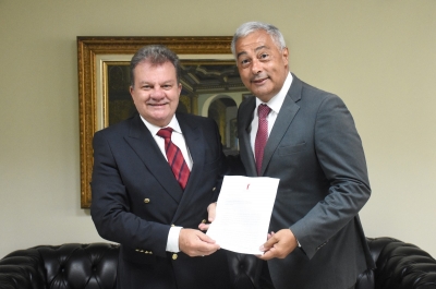 Presidente do TJSE ao lado do consultor do prêmio Innovare