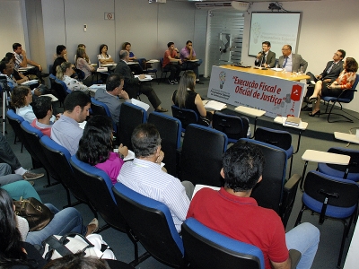 Executores de mandados e oficiais de justiça participam de simpósio sobre execução fiscal na Ejuse