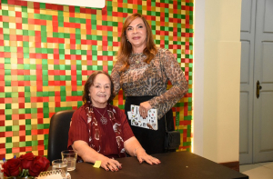 Presidente do TJSE prestigia lançamento de livro da desa. aposentada Clara Leite de Rezende