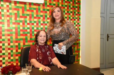 Presidente do TJSE prestigia lançamento de livro da desa. aposentada Clara Leite de Rezende