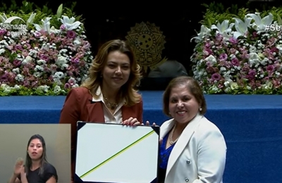 Juíza Rosa Geane recebe do Senado Diploma Bertha Lutz
