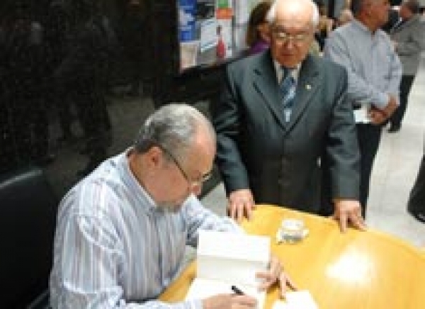 Falando Propriamente é lançado no hall do TJ