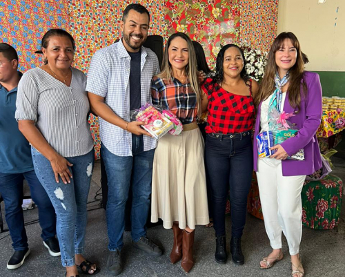 Coordenadoria da Mulher entrega kits de higiene pessoal no Cram de Riachuelo