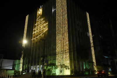 Luzes natalinas são acesas no Palácio da Justiça