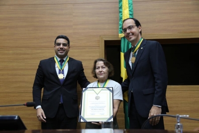 Desa. Elvira Maria de Almeida Silva recebe Medalha da Ordem do Mérito Parlamentar