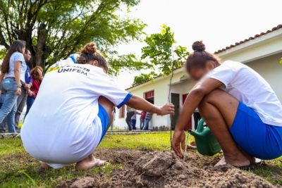 Dia do Meio Ambiente: TJSE leva muda de árvores para Fundação Renascer