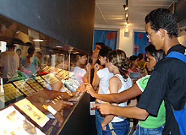 Estudantes visitam exposição sobre Casa da Moeda