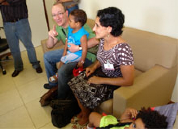 Casal francês em processo de adoção é recebido na CGJ