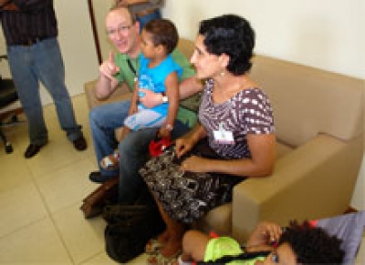 Casal francês em processo de adoção é recebido na CGJ