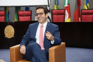 Ejuse traz professor Samer Agi a Aracaju e lota auditório do Palácio da Justiça