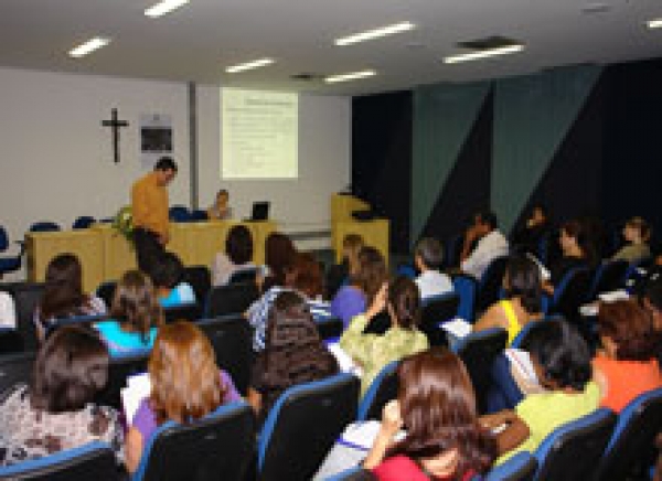 Curso Adolescência e Drogadição reúne 130 profissionais