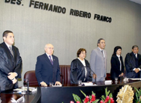 Empossada mesa diretora do TRE