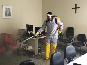 Combate ao coronavírus: desinfecção e aplicação de sinalização horizontal