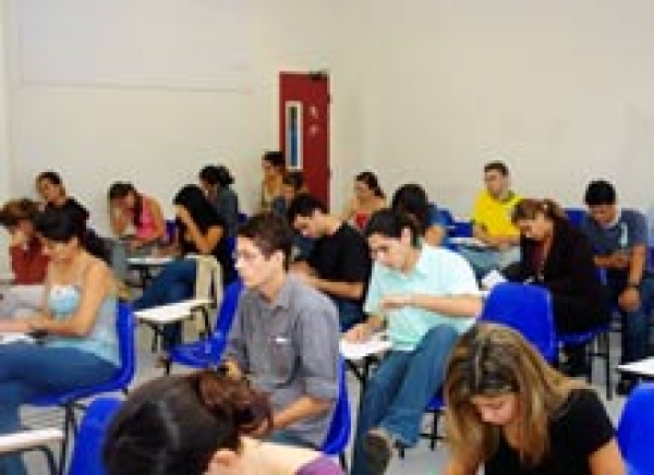 Estudantes fazem provas para estágio no TJ