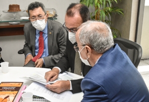 Presidente do TJSE entrega Projeto de Lei que trata de custas judiciais à Alese
