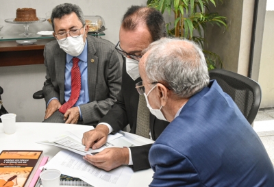 Presidente do TJSE entrega Projeto de Lei que trata de custas judiciais à Alese