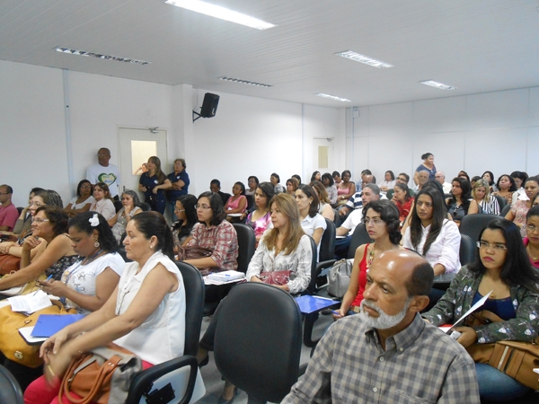 Professores recebem capacitação para abordar violência contra mulher em sala de aula
